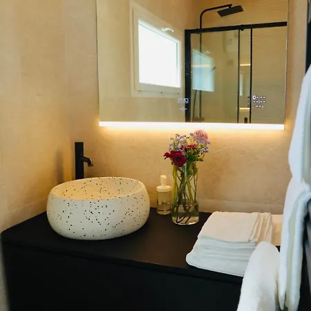 Πανσιόν Li Li Et Rose - Avec Jacuzzi Privatif 4*