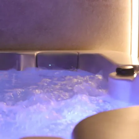 Li Li Et Rose - Suite Climatisee Avec Jacuzzi Privatif 4*