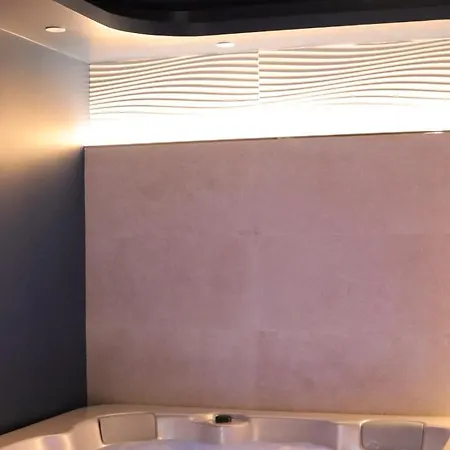 Li Li Et Rose - Suite Climatisee Avec Jacuzzi Privatif Gasthof Nantes
