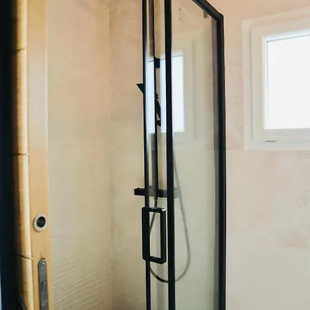 Li Li Et Rose - Suite Climatisee Avec Jacuzzi Privatif 4* Nantes